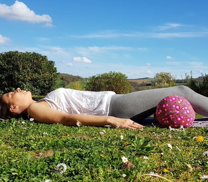 La posture Savasana avec le bolster La posture Savasana avec le bolster