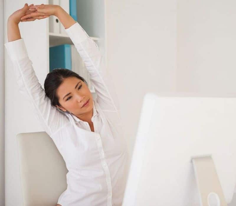 Posture en croissant de lune assis